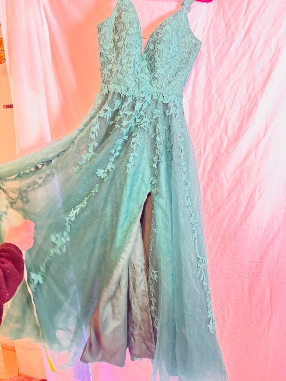 Floral Lace emerald green Maxi Dress with V-Neck and Flowing Skirt